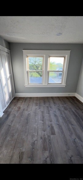 Building Photo - 95 New Canaan Ave
