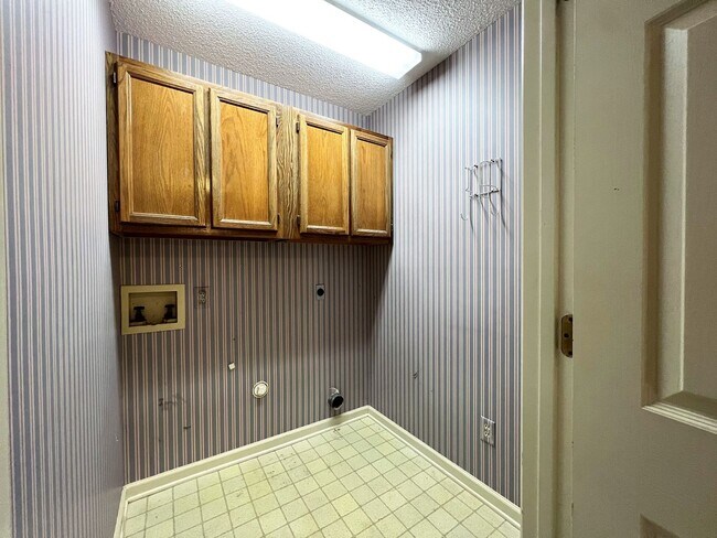Building Photo - 720 Landing Ln