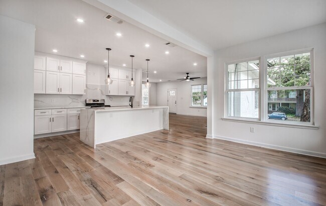 Building Photo - Elegant Midtown Memphis Single-Family Home...