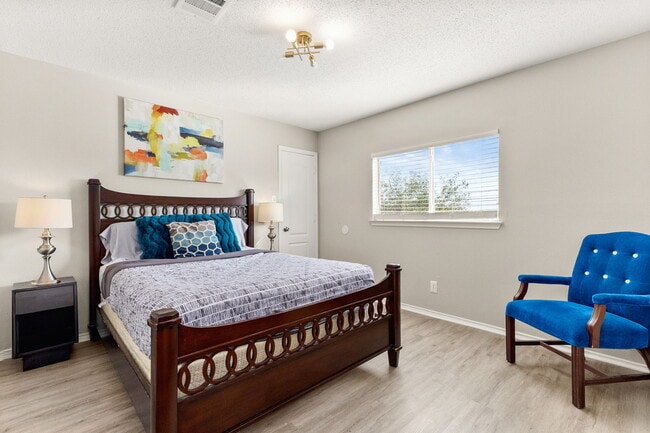 Building Photo - 1627 Pinetum Dr