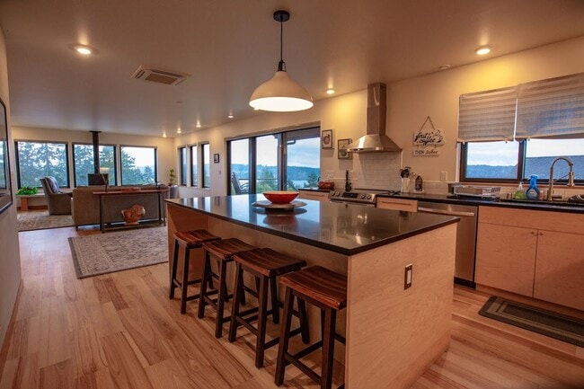 Building Photo - Stunning Holmes Harbor Home and Pet Friendly!