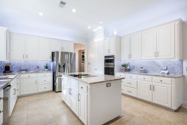 Building Photo - 5 Meadowbrook Cir