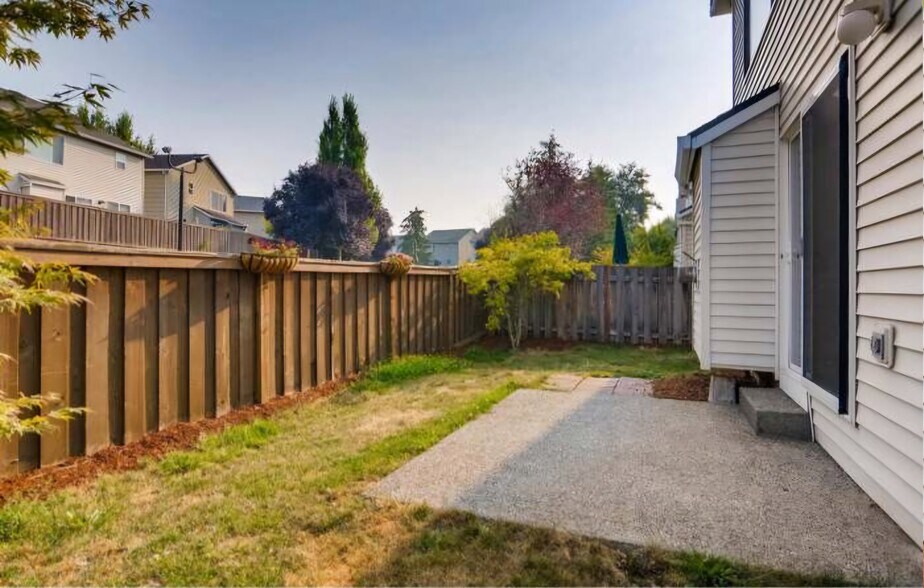 Building Photo - 5143 NE Schoeler Cir