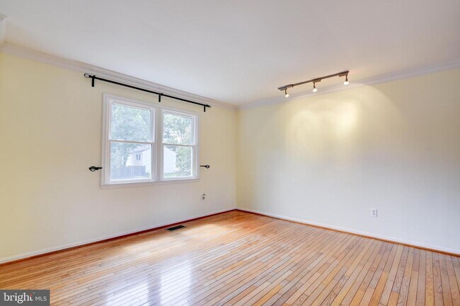 Building Photo - 618 Worchester St