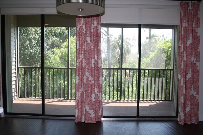 Building Photo - Beautiful Townhome on Peaceful Conservatio...