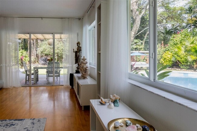 Building Photo - 750 NE 120th St