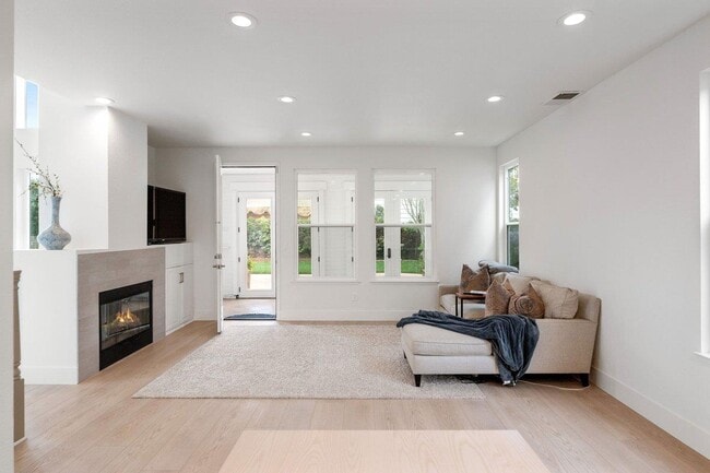 Building Photo - 142 Monaco Dr