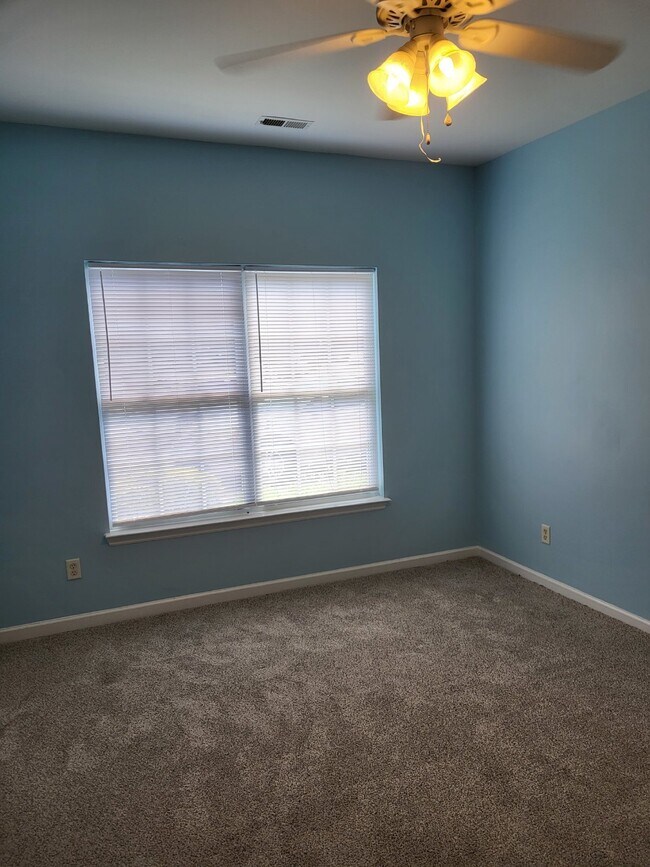 Building Photo - "Charming 2-Bedroom Townhouse on Skillmast...