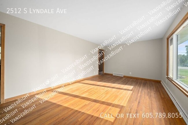 Building Photo - 2512 S Lyndale Ave