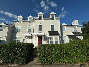 Building Photo - Stunning 2 Bed 2.5 Bath Interior Townhome In Newgate Community