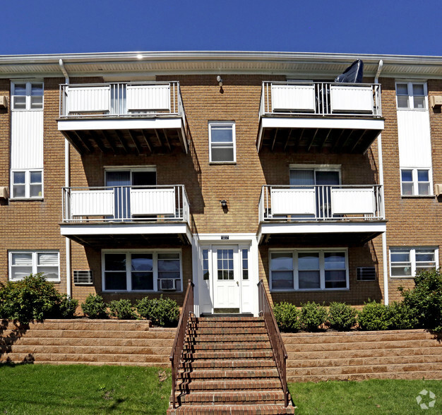 Building Photo - Parkwood Gardens