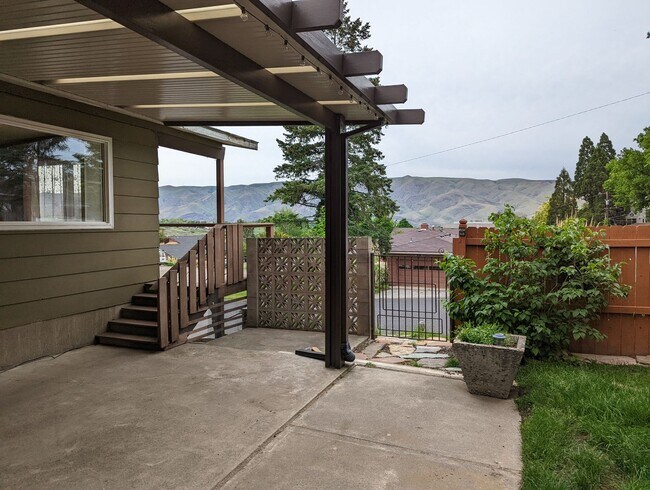 Building Photo - Luxurious 4 bedroom 2 bath house with river view - pet-friendly!