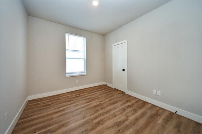 Building Photo - 2189 Mansfield St