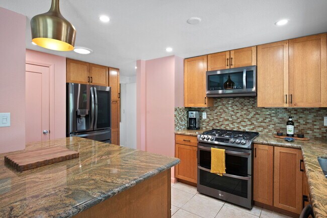 Building Photo - 43795 Acacia Dr