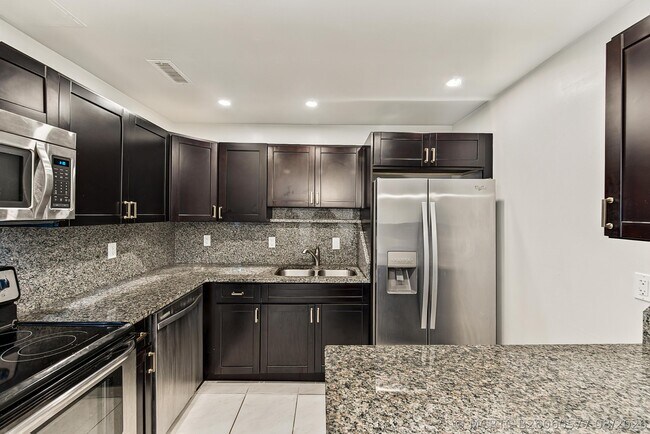 Building Photo - 6447 Bay Club Dr