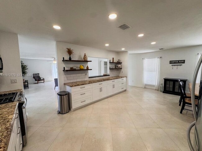 Building Photo - 9731 Bel Aire Dr