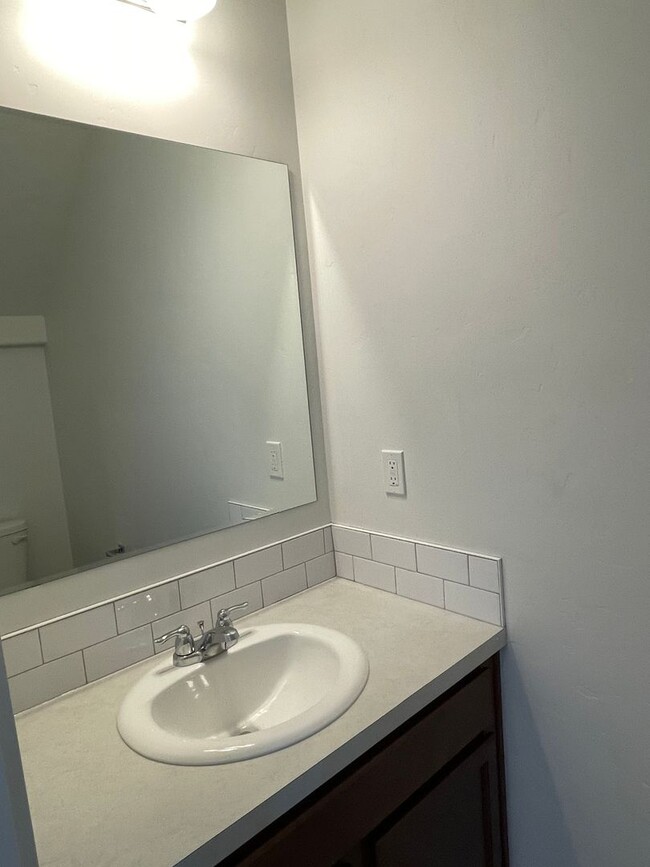Building Photo - Newer 2-bedroom Townhome
