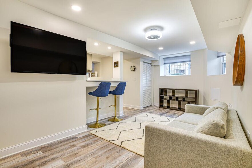 Primary Photo - 4829 S Forrestville Ave