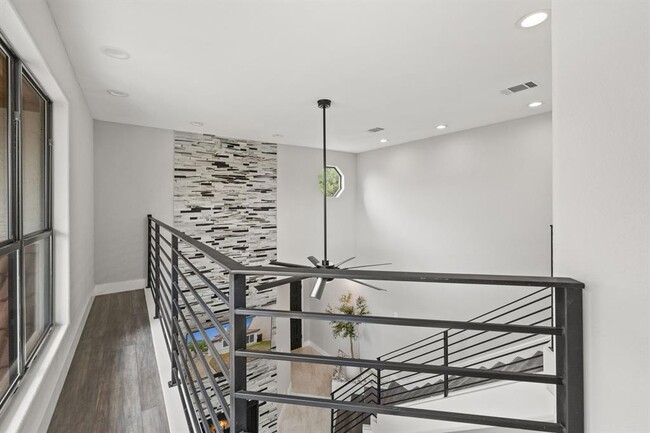 Building Photo - 581 Rupen Dr