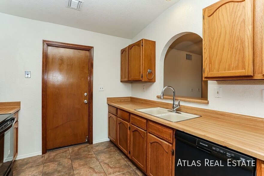 Building Photo - 7648 S Danforth Ave