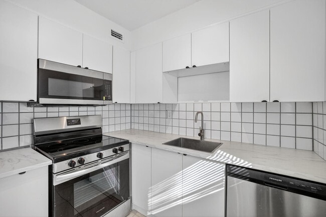 Building Photo - 1821 Middle River Dr