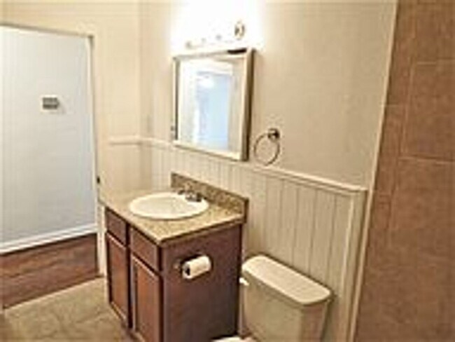 Building Photo - AUG 2026 MOVE IN! UPDATED 2/2 HOUSE IN BRYAN