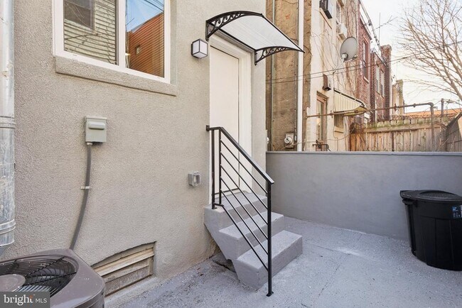 Building Photo - 2242 S Bonsall St