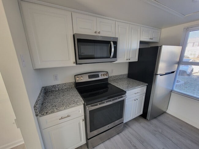 Building Photo - 1550 Fairfax Dr