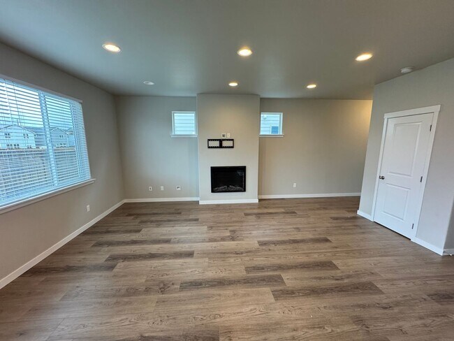 Building Photo - Stunning 3-Bedroom Home with Modern Comforts in a Quiet Neighborhood