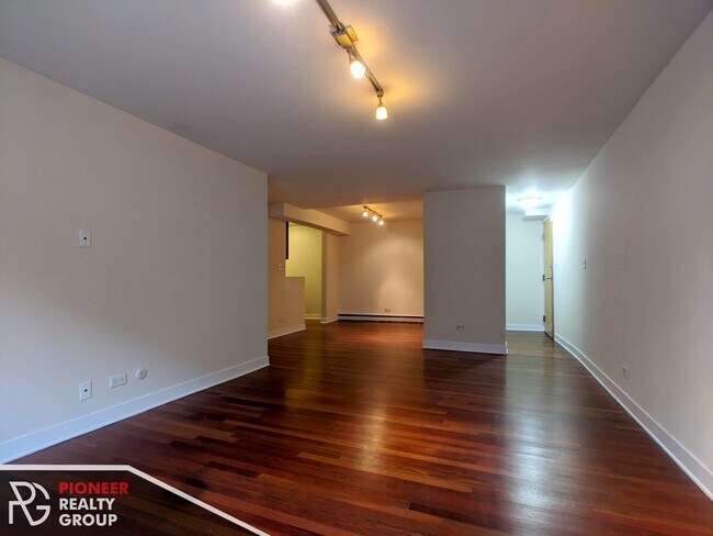 Building Photo - 630 W Wrightwood