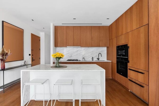 Building Photo - 570 Broome St