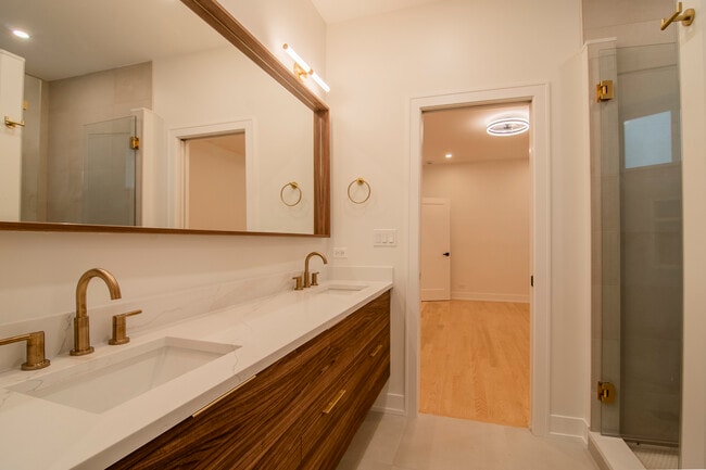 Building Photo - 3720 N Racine Ave