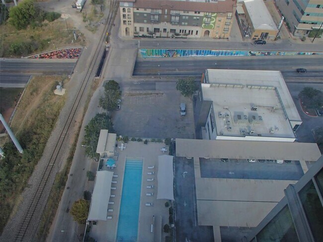 Building Photo - 300 Bowie St