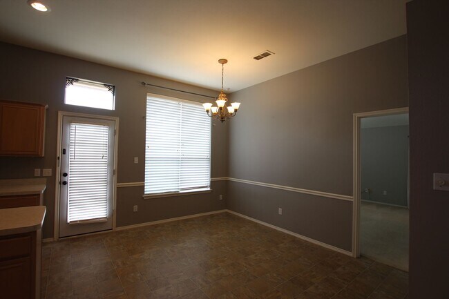 Building Photo - Beautiful 4 bedroom 2 bath home in Flint!