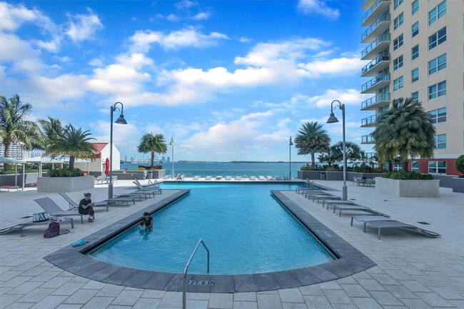 Building Photo - 1155 Brickell Bay Dr