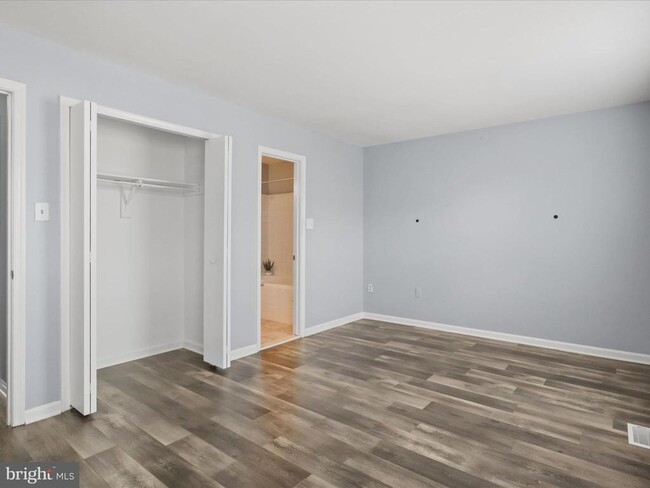 Building Photo - 303 Mayfair Pl