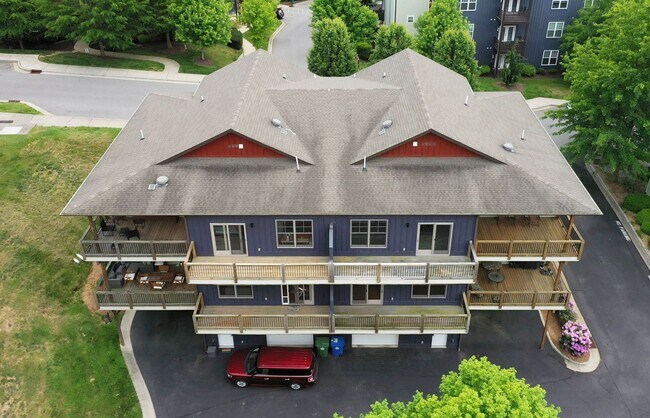 Building Photo - Beautiful & Modern 3-Bedroom Townhome near...