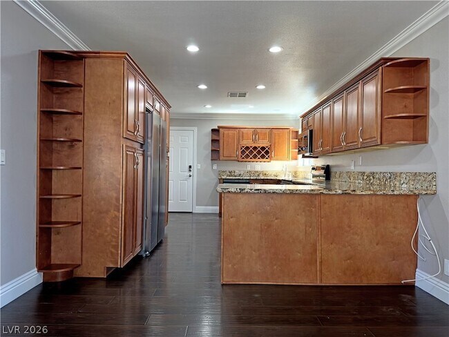 Building Photo - 2414 La Casa Dr