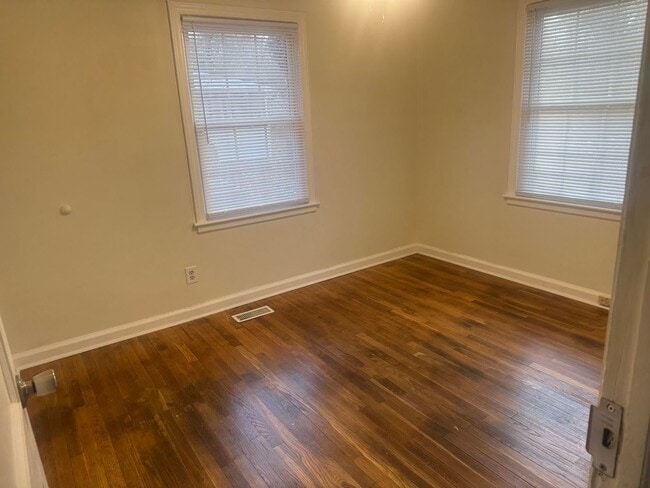 Building Photo - Charming 2br 1ba Home! Available Now!
