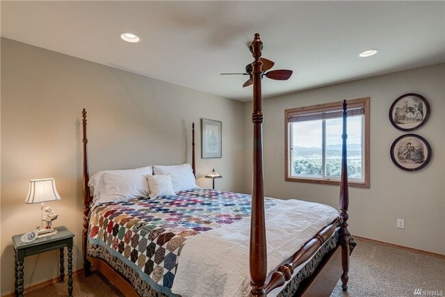 Building Photo - Amazing Views & Amazing 4 Bedroom/3 Bath H...