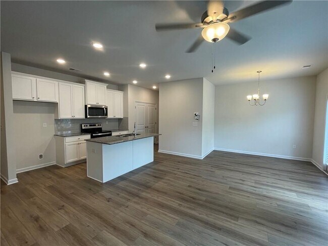 Building Photo - 4663 Fullerton Dr