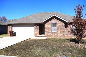 Building Photo - 3 Bedroom 2 bathroom home