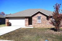 Building Photo - 3 Bedroom 2 bathroom home