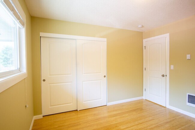 Building Photo - Corner Apartment in Saint John's w/Parking...