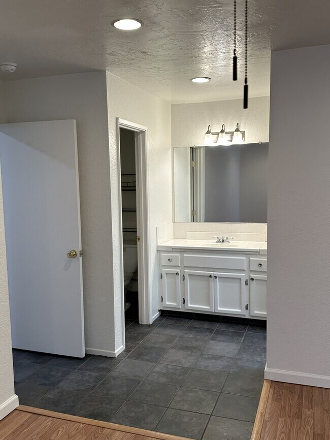 Building Photo - Modesto 3 Bed 2 Bath 2 Car Garage HOA Swim...