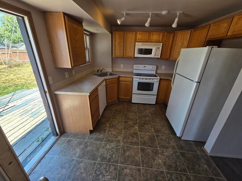Building Photo - 420 N Mattson Dr