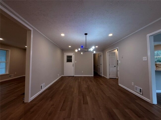 Building Photo - 1055 Pinecrest Dr