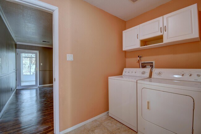 Building Photo - 5316 Van Christopher Dr NE