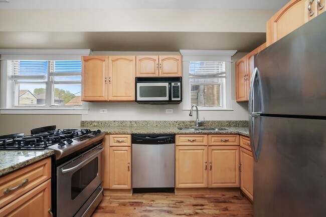 Building Photo - 518 W 45th Pl