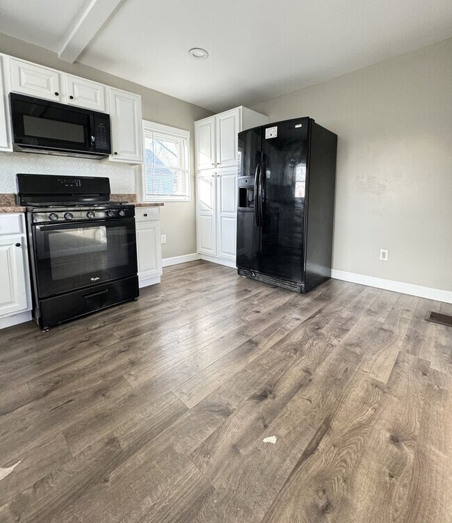 Building Photo - Beautiful updated home